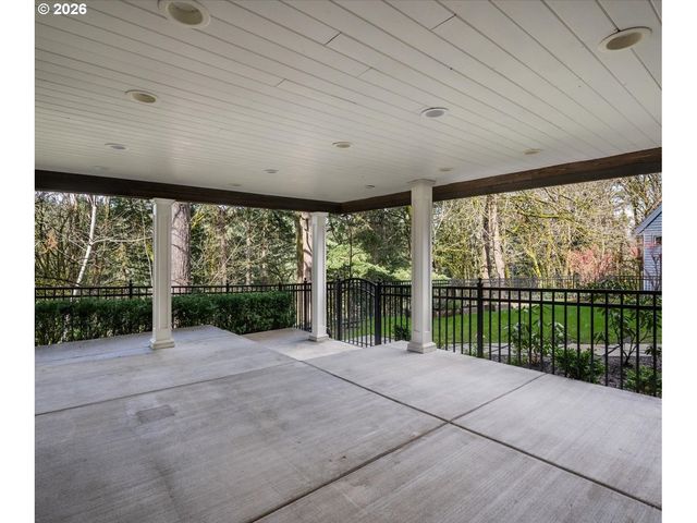 2744 Sw SHERWOOD Dr, Portland, OR 97201