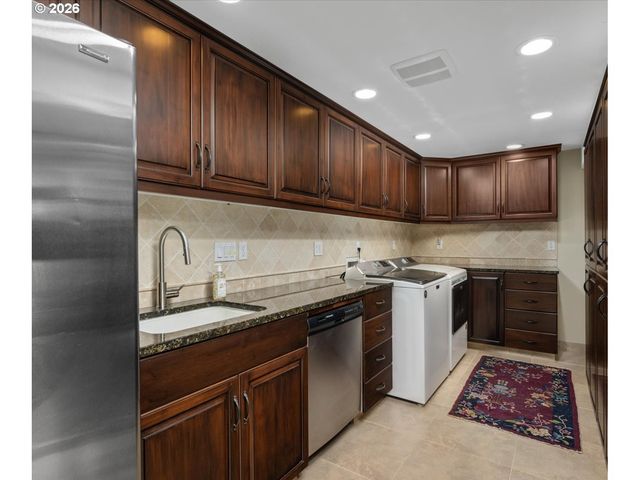 2744 Sw SHERWOOD Dr, Portland, OR 97201