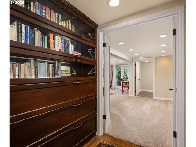 2744 Sw SHERWOOD Dr, Portland, OR 97201