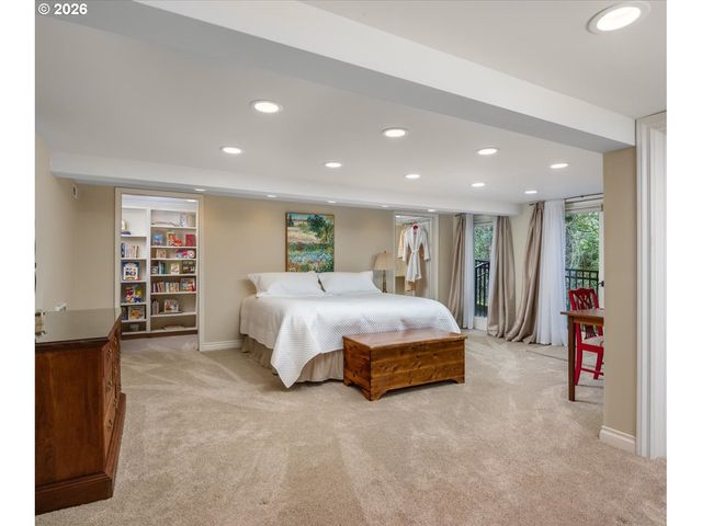 2744 Sw SHERWOOD Dr, Portland, OR 97201