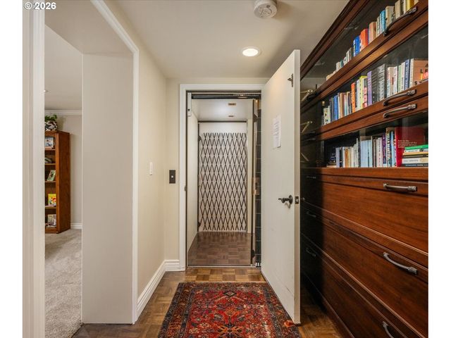 2744 Sw SHERWOOD Dr, Portland, OR 97201