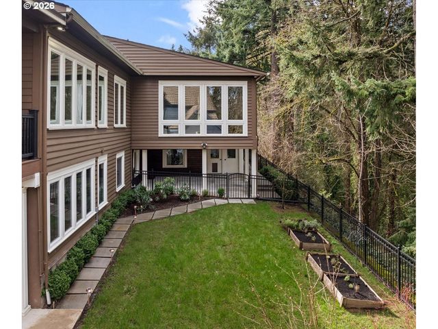 2744 Sw SHERWOOD Dr, Portland, OR 97201
