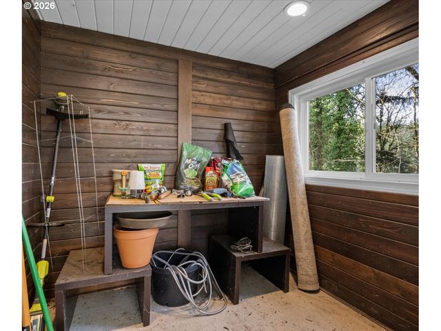 2744 Sw SHERWOOD Dr, Portland, OR 97201