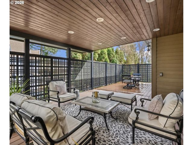 2744 Sw SHERWOOD Dr, Portland, OR 97201