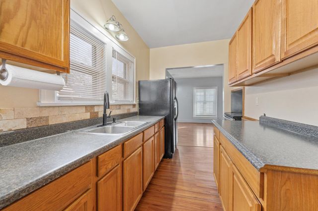 511 S Sycamore St, Wichita, KS 67213