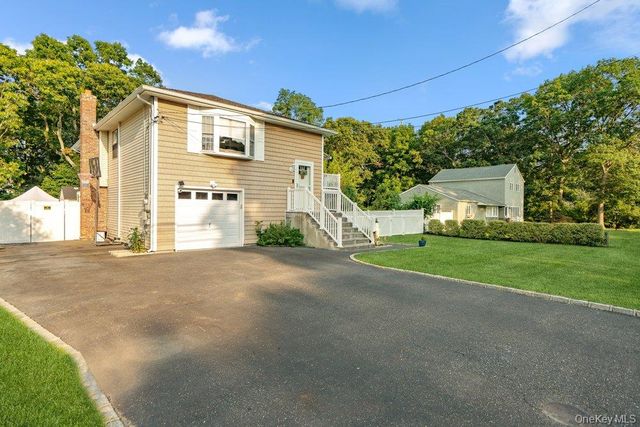 107 Avenue A, Holbrook, NY 11741