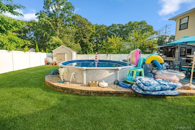 107 Avenue A, Holbrook, NY 11741