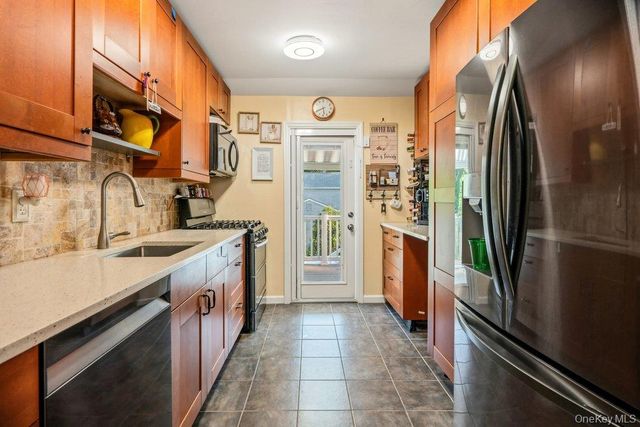 107 Avenue A, Holbrook, NY 11741