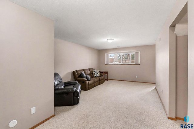 4924 S Dunlap Ct Court, Sioux Falls, SD 57106