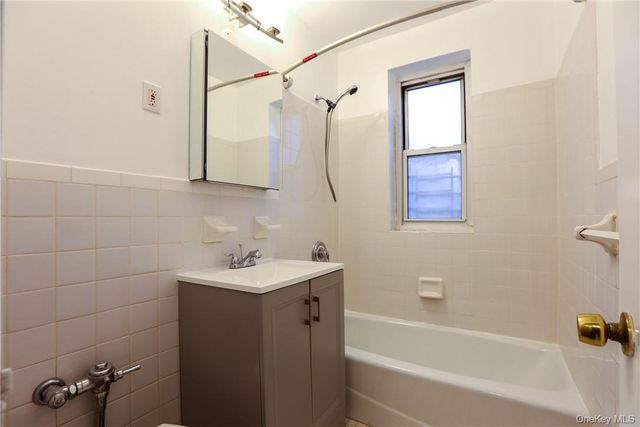 730 Pelham Road 2D, New Rochelle, NY 10805