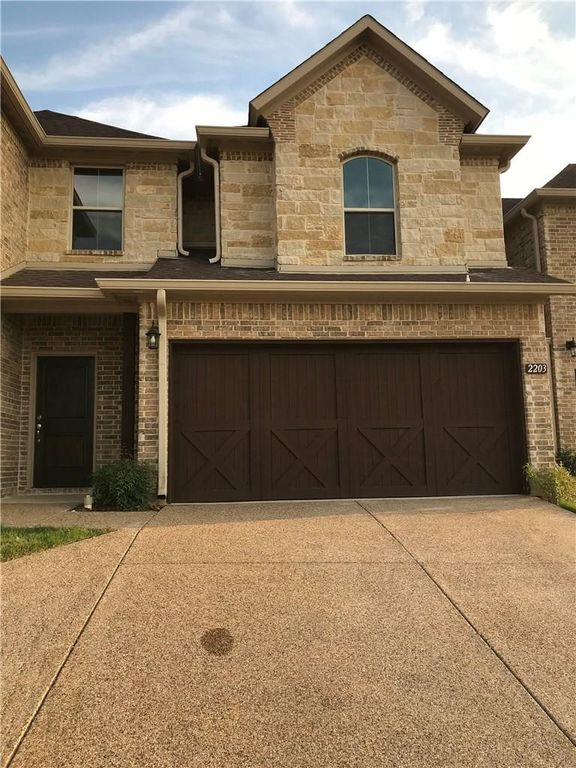 2203 Highland Villa Lane, Arlington, TX 76012