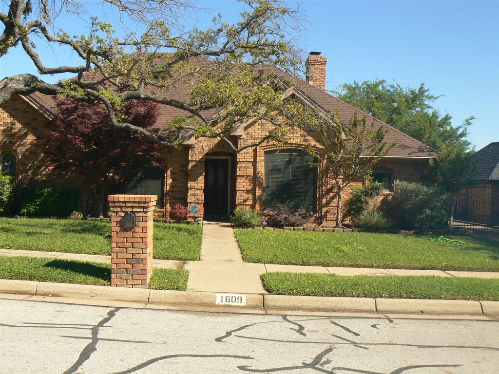 1609 woodhill Lane, Bedford, TX 76021