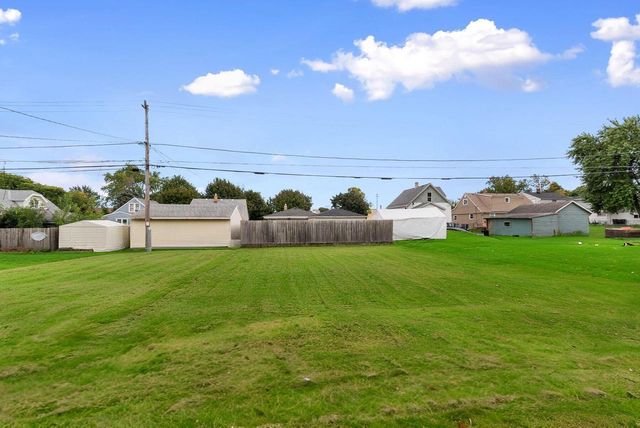 932 S 86th STREET, West Allis, WI 53214