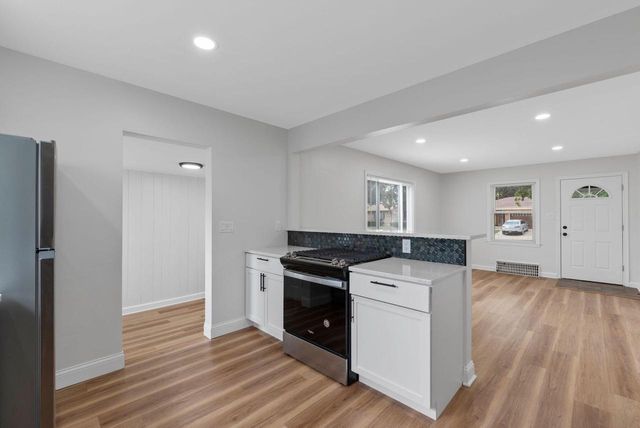 932 S 86th STREET, West Allis, WI 53214