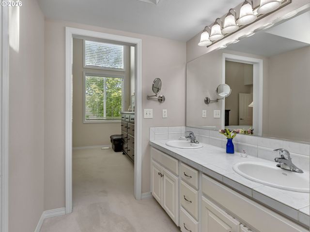 8865 Sw SCHECKLA Dr, Tigard, OR 97224