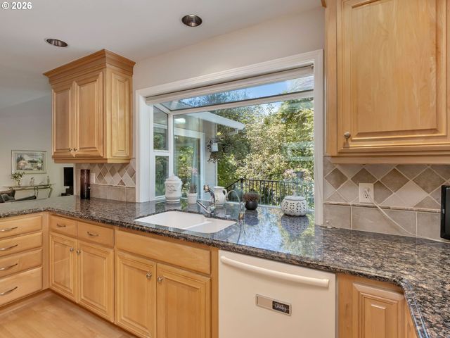 8865 Sw SCHECKLA Dr, Tigard, OR 97224