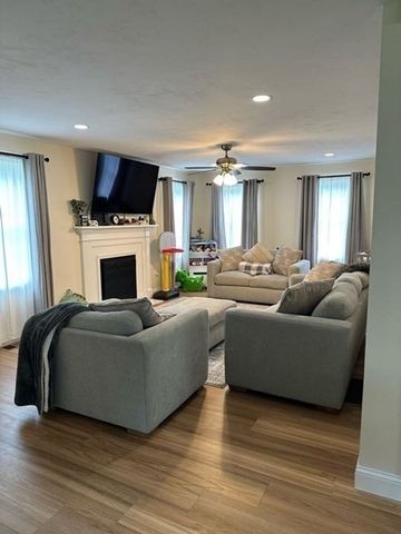 17 Noble Street, Dudley, MA 01571