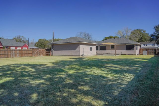 502 S Washington Street, El Campo, TX 77437