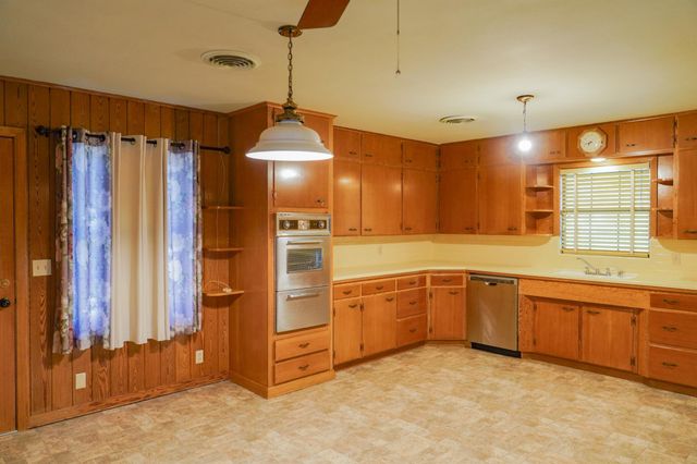 502 S Washington Street, El Campo, TX 77437