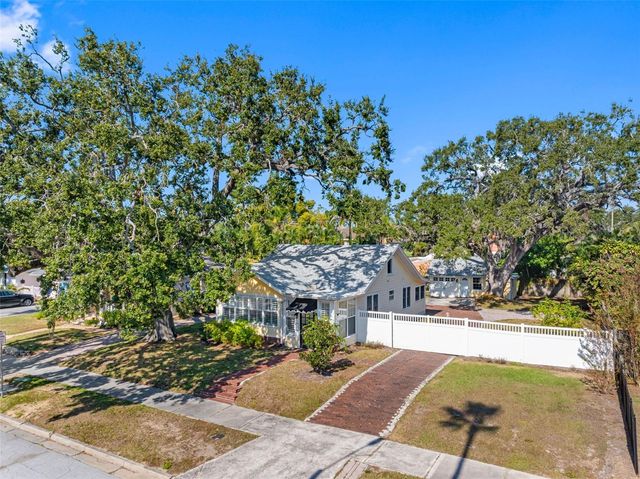 326 WILDWOOD WAY, Belleair, FL 33756