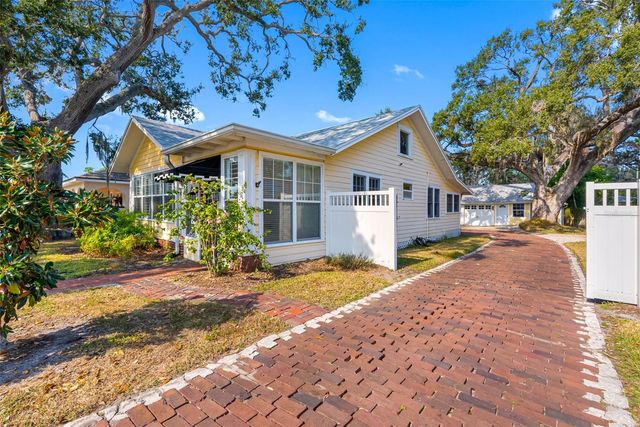 326 WILDWOOD WAY, Belleair, FL 33756