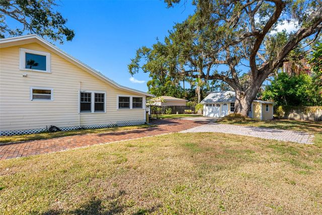 326 WILDWOOD WAY, Belleair, FL 33756