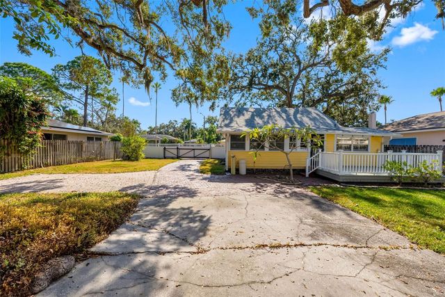 326 WILDWOOD WAY, Belleair, FL 33756