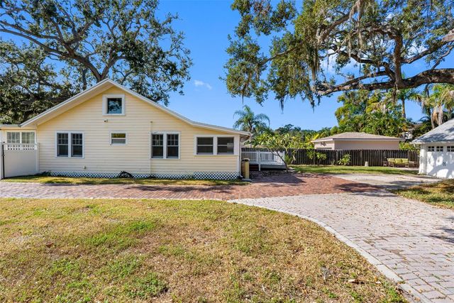 326 WILDWOOD WAY, Belleair, FL 33756