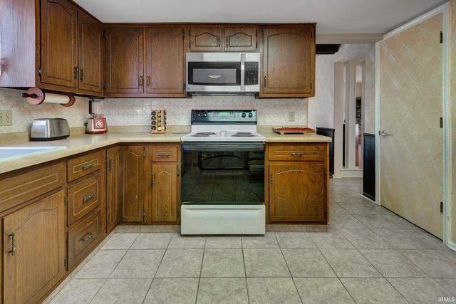 11802 NW Smuts Drive, Zanesville, IN 46799