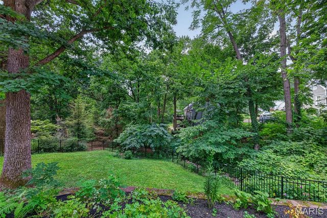 1015 Barberry Lane, St Louis, MO 63122