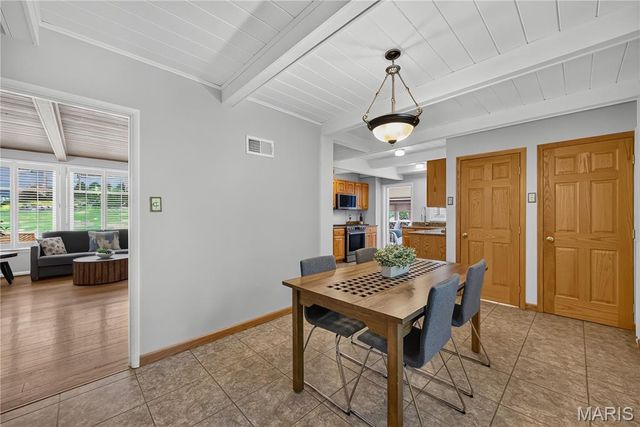 1015 Barberry Lane, St Louis, MO 63122