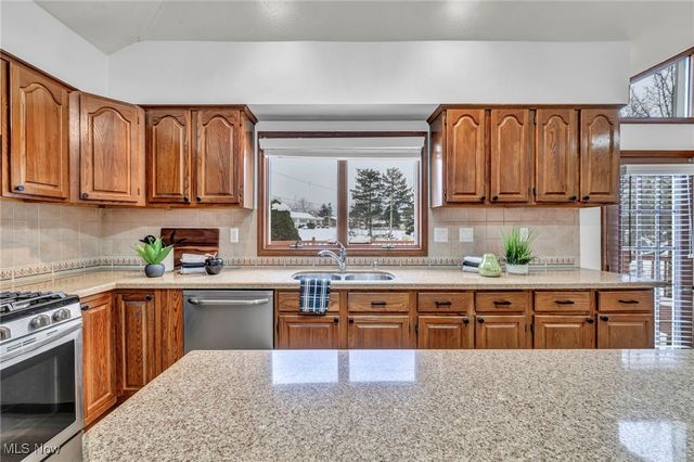 2775 Oakview Circle, Broadview Heights, OH 44147