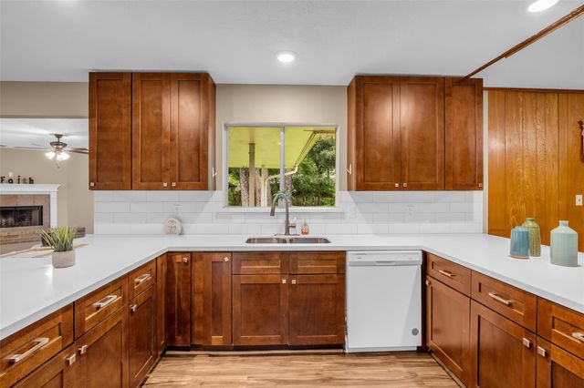 205 N 8th Street, Highlands, TX 77562
