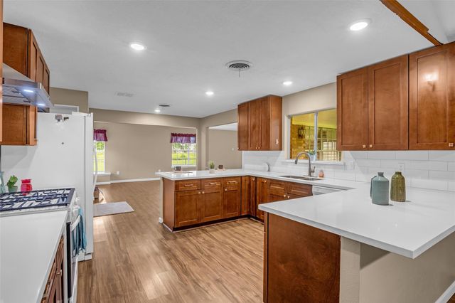 205 N 8th Street, Highlands, TX 77562