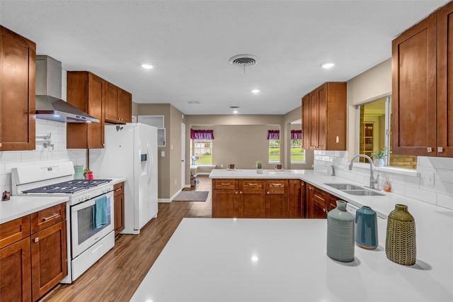 205 N 8th Street, Highlands, TX 77562