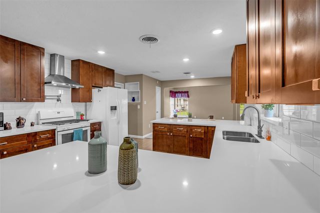 205 N 8th Street, Highlands, TX 77562