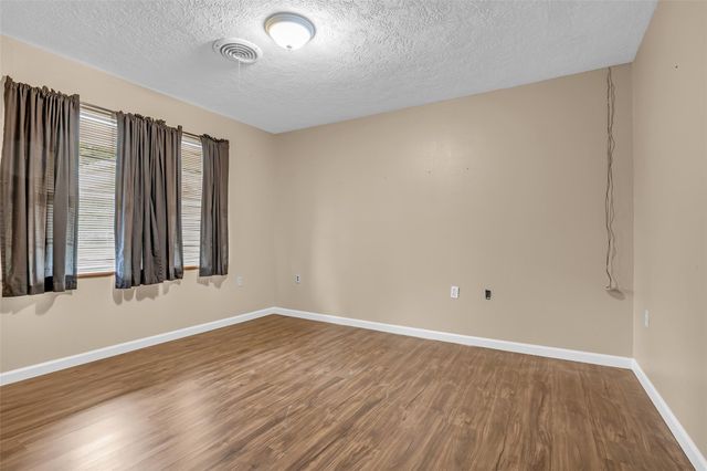 205 N 8th Street, Highlands, TX 77562