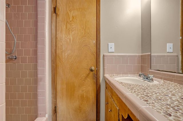 205 N 8th Street, Highlands, TX 77562