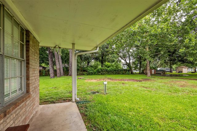205 N 8th Street, Highlands, TX 77562