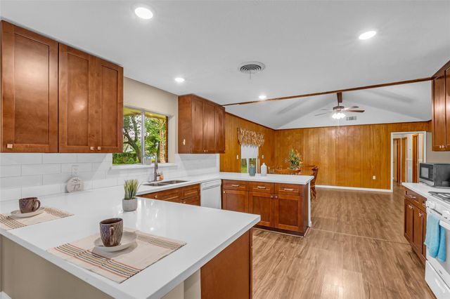 205 N 8th Street, Highlands, TX 77562