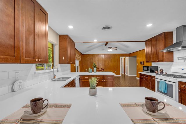 205 N 8th Street, Highlands, TX 77562