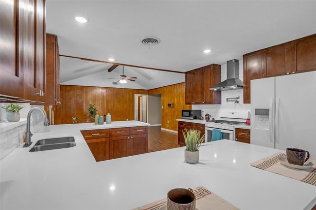 205 N 8th Street, Highlands, TX 77562