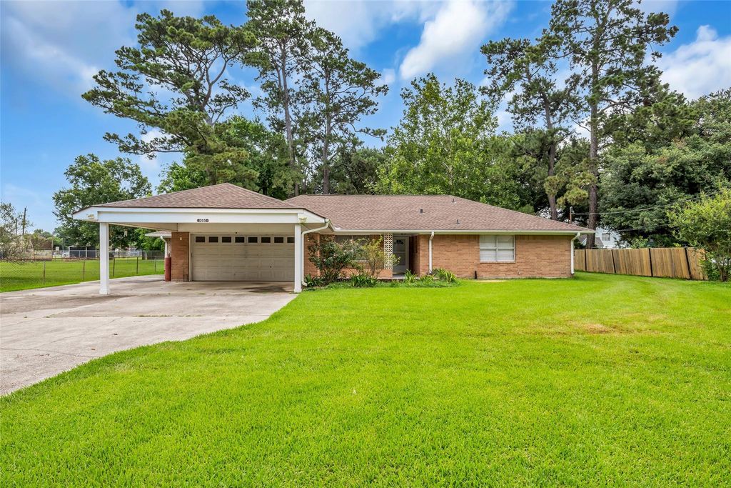 205 N 8th Street, Highlands, TX 77562