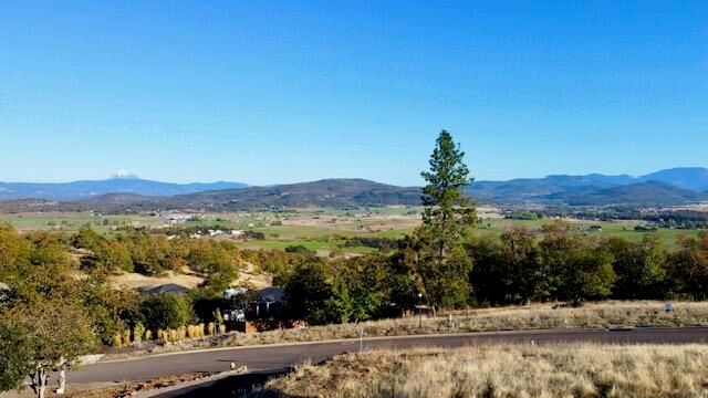 1214 Overlook Drive, Eagle Point, OR 97524