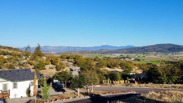 1214 Overlook Drive, Eagle Point, OR 97524