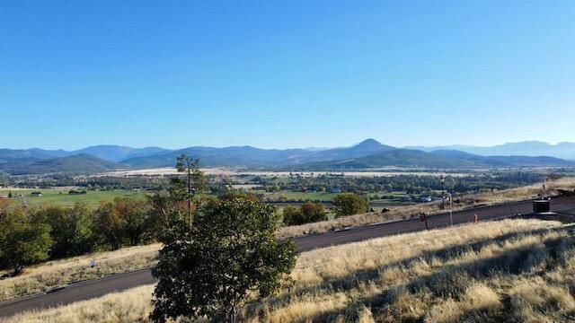 1214 Overlook Drive, Eagle Point, OR 97524