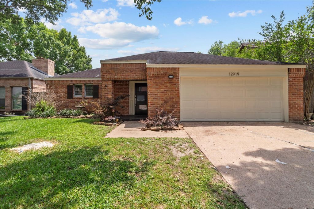 12919 Avenida Vaquero Street, Houston, TX 77077