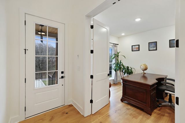 7674 Sawyer Brown Rd, Nashville, TN 37221