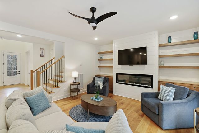 7674 Sawyer Brown Rd, Nashville, TN 37221