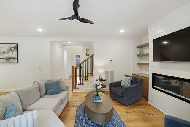 7674 Sawyer Brown Rd, Nashville, TN 37221